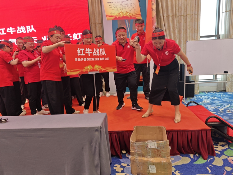 青島中邦凌團(tuán)隊(duì)喝征戰(zhàn)酒