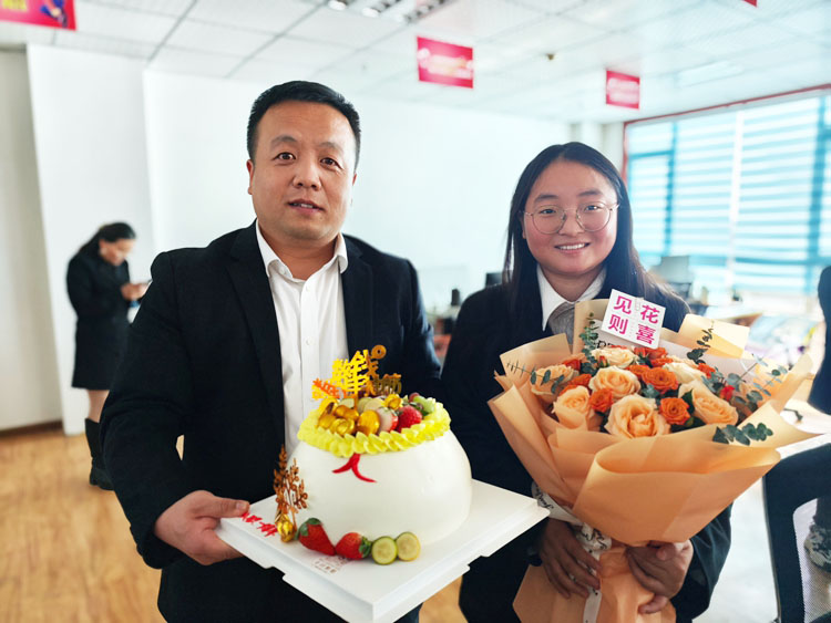 青島中邦凌慶賀同事入職一周年 青島中邦凌慶賀同事入職一周年