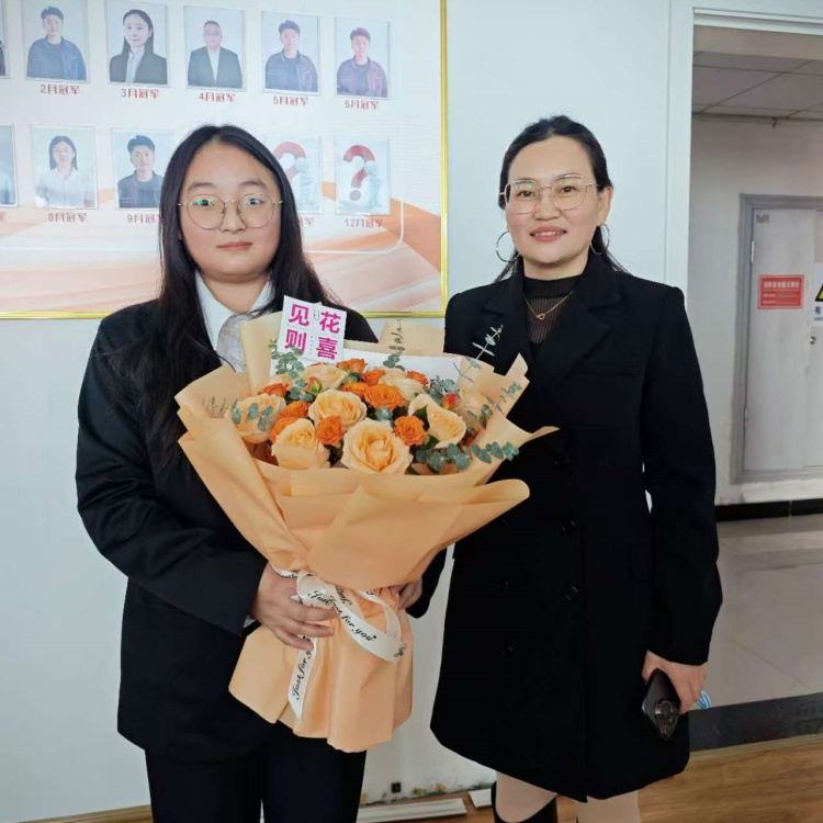 青島中邦凌慶賀同事入職一周年——共賀成長，閃耀團(tuán)隊(duì)之光